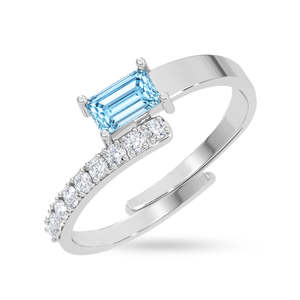 Anillo de Plata de Ley con Baño de Rodio para Hombre con Topacio Corte Esmeralda - Tecnología de Engaste - Product Image 1