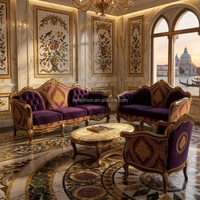Canapé classique européen en velours violet avec structure en bois sculpté et détails dorés pour les intérieurs de villas de luxe