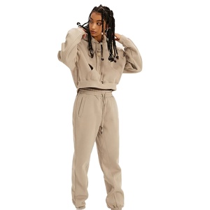 Ensemble de survêtements Boxy de haute qualité pour femmes Ensemble de survêtements durables et respirants avec logo imprimé personnalisé - Product Image 4