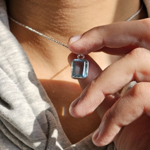 Pendentif rectangulaire en topaze bleue et argent, léger, religieux, en argent sterling 925, pierre précieuse - Product Image 3