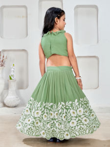 ชุดเลเฮนกาโชลีปักลายดอกไม้ยาวกรอมพื้นสำหรับสาวๆ ออกแบบโดยชอริยัม แฟชั่น |   ชุดแต่งงานเด็กสไตล์อินเดียสำหรับงานเลี้ยง - Product Image 4