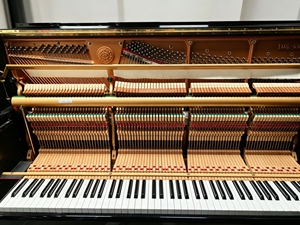 Piano droit Kawai US55, 88 touches lestées, style classique, plancher en bois massif, montage au sol - Product Image 2
