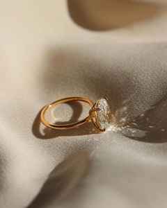 Anillo de compromiso de moissanita de corte ovalado de 4 quilates Anillo ovalado de hielo triturado alargado con brillo máximo Perfecto para novias modernas - Product Image 3