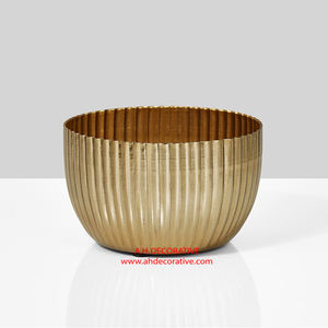 Florero Decorativo de Metal Dorado con Flores en Relieve, Hecho a Mano, para Decoración de Centros de Mesa de Boda - Product Image 1