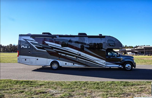 1FDFF6LT0NDA23890 Autocaravana Diésel Super C Usada de 37 Pies, Modelo 2024, Motor V8 de 6.7L y 330HP, 4x4, RV de Lujo con Litera King Size, Bajo Kilometraje - Product Image 4