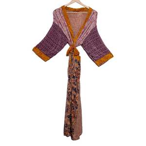 Kimono de seda Sari Vintage hecho a mano con estampado bohemio, ropa de playa con cuello en V, manga larga de longitud media, talla grande, verano y primavera - Product Image 1