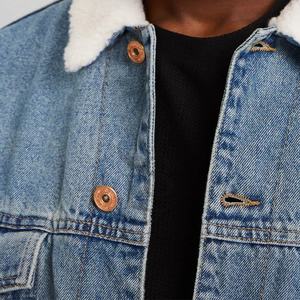 แจ็กเก็ตยีนส์สำหรับฤดูหนาวของผู้ชายทำจากผ้าเดนิมคุณสมบัติกันน้ำและของตกแต่งขนสัตว์ดีไซน์ล่าสุดราคาโรงงาน - Product Image 4