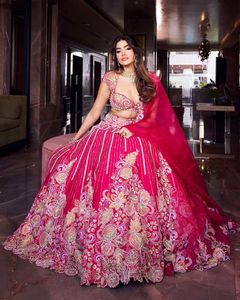 Fabriqué à la main indien Designer traditionnel personnalisé vêtements colorés brodés Lehenga Choli Blouse mariages robe lourde en gros - Product Image 4