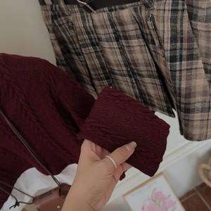 Ensemble chic de pull court en tricot doux et jupe à carreaux pour un style élégant au quotidien - Product Image 5