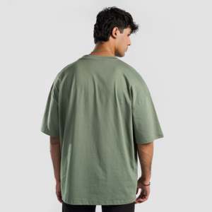 Camiseta de Algodón 100% Verde Oversize para Hombre, Diseño Liso con Estampado Serigrafiado, Modelo con Número Impreso, Tejido Jersey - Product Image 4