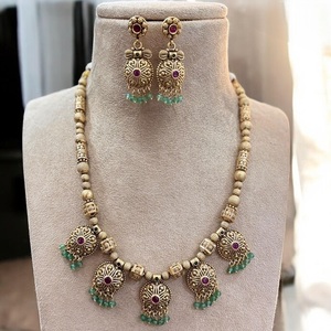 Conjunto de collar Rajwadi de calidad superior de aspecto clásico con pendientes Conjunto de collar chapado en oro para ropa de boda para mujer - Product Image 1