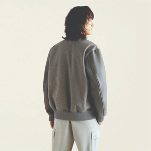 Nouvel arrivage de blouson de baseball gris confortable en laine à manches en cuir avec logo brodé en chenille personnalisé - Product Image 2