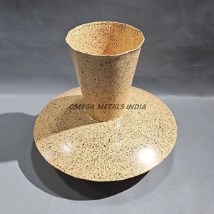 Vase en métal doré artistique haut de gamme avec une forme évasée et des détails mouchetés pour une pièce maîtresse luxueuse et accrocheuse - Product Image 1