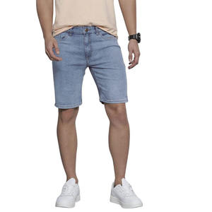 Short en jean pour homme à bord déchiré avec bouton à la taille et short en jean pour homme Streetwear avec délavage léger - Product Image 1