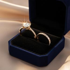 แหวนหมั้นโมอิสซาไนต์ทรงหกเหลี่ยม 1.25 กะรัต ประดับขอบแบบมิลเกรน พร้อมแหวนแต่งงานแบบบาแก็ตต์ ชุดแหวนเจ้าสาวแบบช่อง แหวนคู่เข้าชุด - Product Image 4