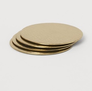Posavasos de metal redondo dorado con diseño minimalista adecuado para el uso diario de la mesa de comedor y temas de decoración del hogar con estilo - Product Image 4