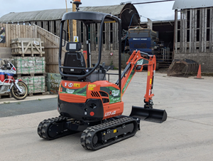 ENVÍO GRATUITO: Miniexcavadora KUBOTA KX040-4 de 40 HP con Cabina Cerrada, Aprobación EPA y CE, Motor Hidráulico Auxiliar, Bomba, Caja de Cambios y PLC. - Product Image 5