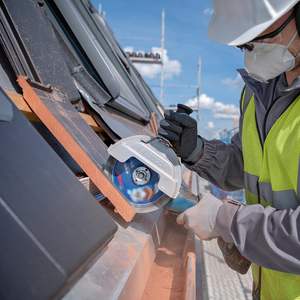 Meuleuse d'angle sans fil BITURBO GWS 18V-180 P avec disque de 180 mm, profondeur de coupe de 230 mm, interrupteur de protection, 2 disques de coupe inclus - Product Image 1