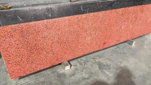 Dalle de granit rouge North Kharda de haute qualité divers modèles de tables et dosserets d'îlots de cuisine polis en pierre naturelle - Product Image 5