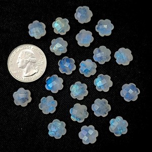 Briolette en forme de fleur de pierre de lune arc-en-ciel Flashy, pierre précieuse en forme de fleur à facettes en pierre de lune naturelle, perles sculptées à la main 10MM - Product Image 4