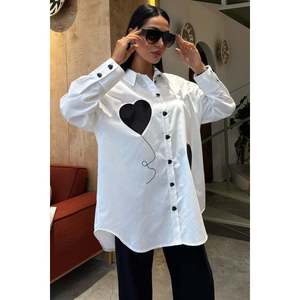 Chemise en popeline oversize avec broderie en forme de cœur et détails boutonnés, collection 3430 - Product Image 3