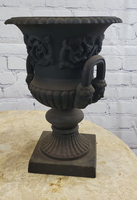Jardinière d'urne en fonte d'inspiration vintage avec poignées classiques avec des détails élégants pour la décoration de jardin intérieur et extérieur