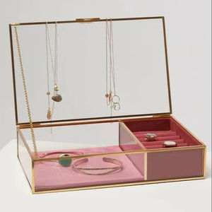 Boîte à bijoux décorative en métal et en verre, idéale pour présenter des bijoux sur une coiffeuse ou une étagère - Product Image 1