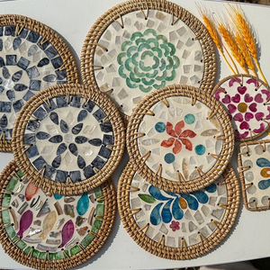 Posavasos artesanal de mimbre hecho en Vietnam de alta calidad TUYET DUNG, placa de ratán con incrustaciones de nácar y diseño de flores - Product Image 6