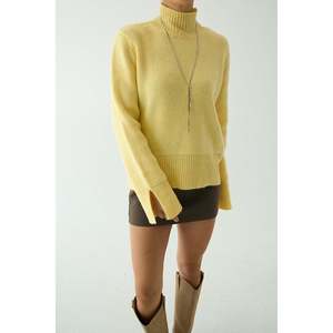 Nuevo suéter amarillo de punto con mangas con aberturas - Product Image 4