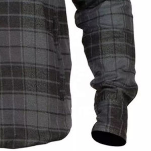 Chemise en flanelle matelassée pour homme en noir et gris avec rembourrage de protection et doublure amovible pour les activités de plein air - Product Image 5