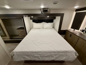 Nouvelles caravanes de voyage 2026 F-o-r-e-s-t R-i-v-e-r Campsite E-l-i-t-e 36AK prêtes à la vente - Product Image 2