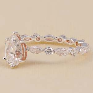 Anillo de Compromiso con Diamante Solitario Cultivado en Laboratorio, Corte Marquesa y Redondo, Plata de Ley y Oro, Claridad VS1 - Product Image 5