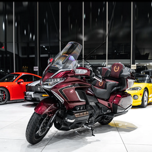 Motocyclette de luxe Goldwing 50e anniversaire 2025 avec boîte de vitesses manuelle, transmission arrière, sièges confortables de qualité supérieure et extérieur rouge - Product Image 1