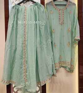 Salwar Kameez en soie non cousue pour dames, modèle fantaisie brodé à la main pour fête indienne pakistanaise, en organza lourd - Product Image 1