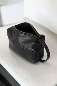 Bolsa de Cosméticos de Viaje de Cuero Negro Lavado a la Piedra de Lujo de Diseñador 2024 - Product Image 2