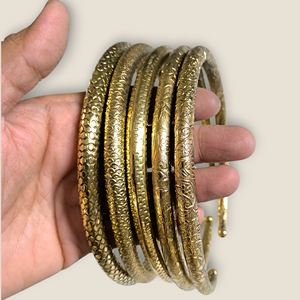 Collares Abiertos de Latón Texturizado - Joyería Africana Hecha a Mano, Estilo Boho Tribal, con Grabado de Escamas de Serpiente Floral Martilladas - Product Image 2