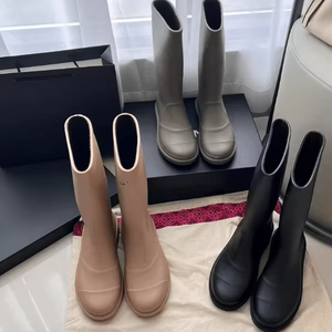 Botas de Lluvia de Goma Personalizadas para Mujer, Botas Wellington hasta la Rodilla, Estilo Chanel, Venta al Por Mayor - Product Image 1