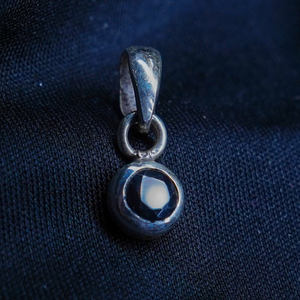 Pendentif rond en argent sterling 925 avec petite pierre précieuse à facettes en onyx noir Bijoux de mode tendance de qualité avec or et diamant - Product Image 1