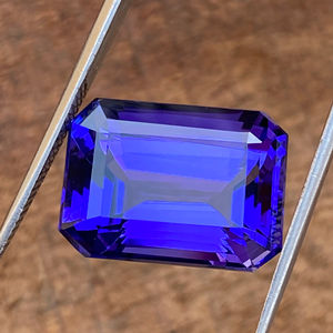 Étonnante pierre précieuse de taille émeraude d'octogone de Tanzanite naturelle bleu royal avec couleur de luxe, loupe de tanzanite zoisite propre 18.37 carat. - Product Image 1