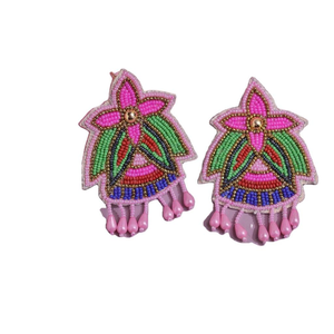Boucles d'oreilles brodées multicolores, uniques, fabriquées à la main, à motifs floraux aux tons brillants, élégantes et à la mode. - Product Image 2