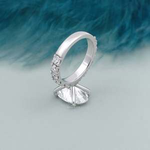 แหวนหมั้นเพชรรูปวงรีพร้อมสายคาดสีขาวทองในห้องปฏิบัติการ - Product Image 4