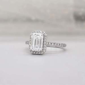 Exquisito Anillo de Diamantes con Corte Esmeralda y Halo, con Engaste de Pavé Tipo Catedral - Certificado IGI - Product Image 4
