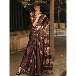 Impresionante Sari Marrón de Satén Tejido para Recepciones con Blusa para Bodas - Product Image 3