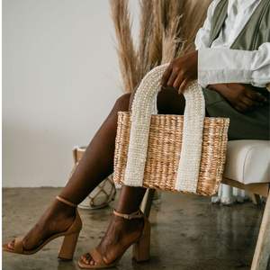 Sac à main tissé naturel Emilie fourre-tout avec poignée décorative de style perle - Product Image 2