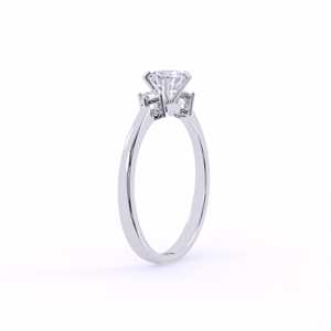 Elegante anillo solitario Bond con tres diamantes cultivados en laboratorio para todas las ocasiones - Product Image 5