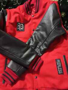 Chaqueta universitaria con parches de chenilla bordados personalizados al por mayor, chaqueta universitaria de béisbol Letterman con mangas de cuero y cuerpo de lana - Product Image 5