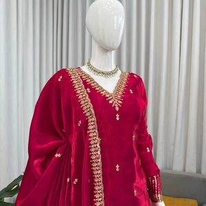 Elegante Salwar Kameez Jimmy Chu, Elaborado con Hilos Finos y Trabajo de Lentejuelas, Ropa Casual para Fiestas, Material de Poliéster - Product Image 1