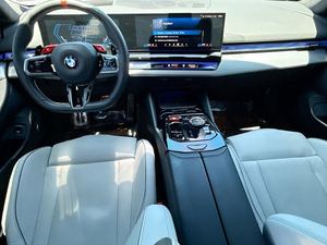 NOUVEAU VÉHICULE D'OCCASION 2025 M5 AWD BERLINE TRANSMISSION AUTOMATIQUE V8 HYBRIDE 717 CH - Product Image 3
