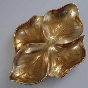 Assiette de charge en aluminium de qualité supérieure Serveur de fruits secs avec design à trois feuilles Finition or antique Salle à manger décorative de luxe fonctionnelle - Product Image 4