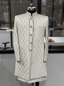 Ensemble de costumes Sherwani traditionnels de luxe pour hommes, brodés ivoire, pour mariages et fêtes, tenue ethnique, vente en gros - Product Image 1